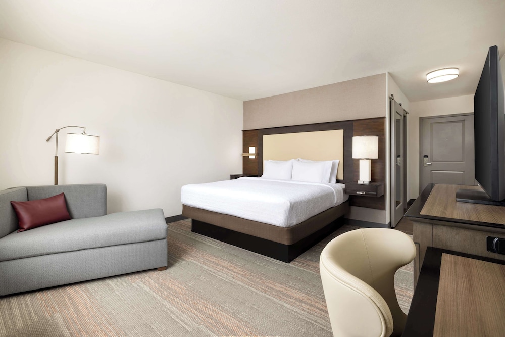 غرفة بسرير كينج بإطلالة على النهر بشرفة، Hampton Inn & Suites Napa 4/10