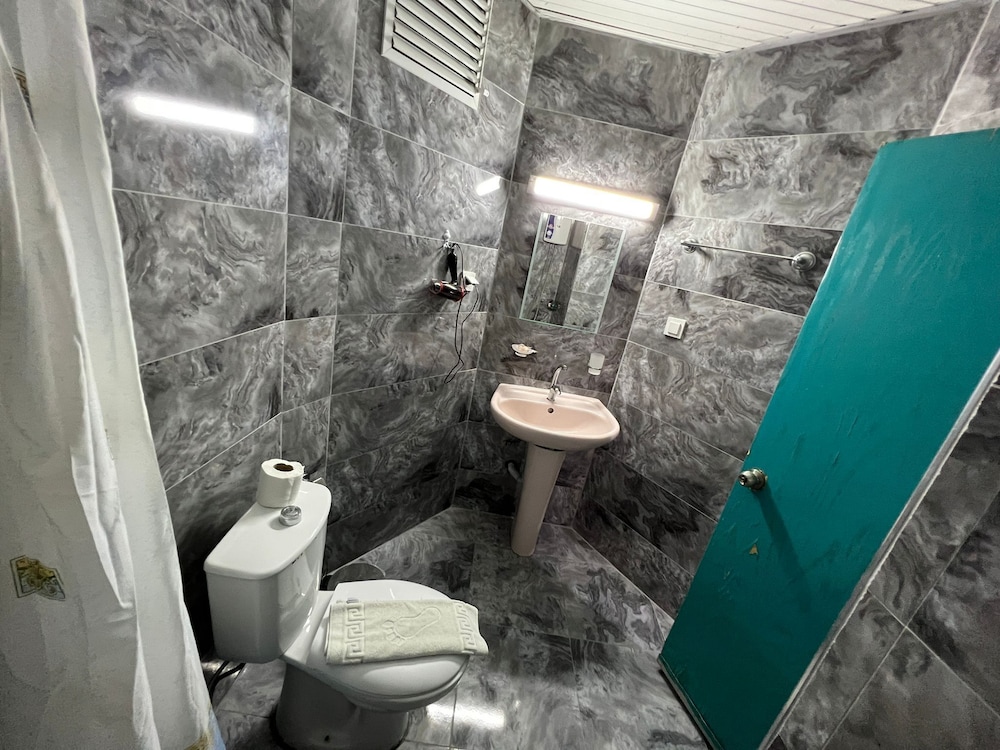 غرفة قياسية رباعية بسرير كوين وسريرين منفصلين، Kleopatra Sun Light Hotel 9/9