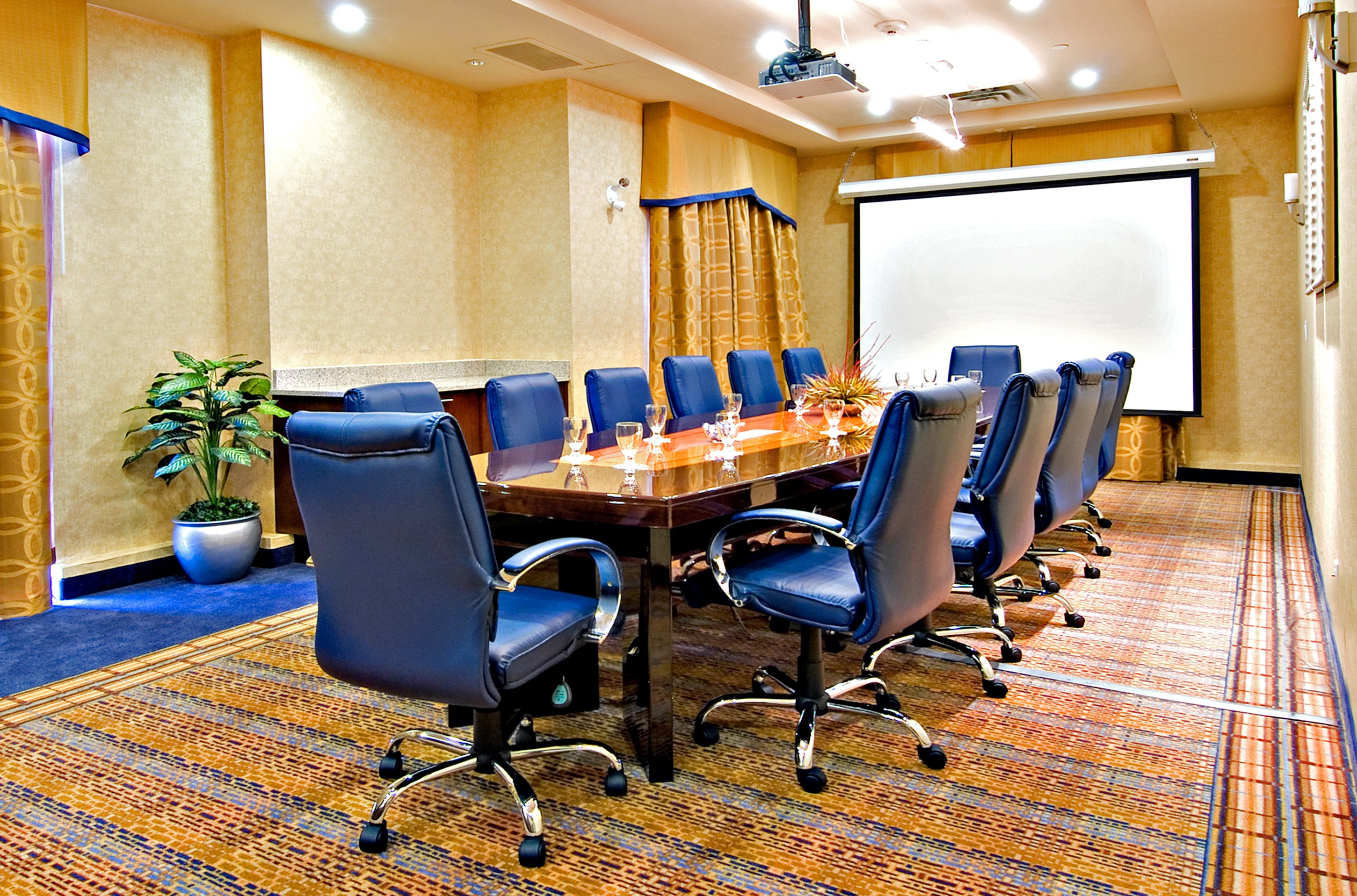 Holiday Inn Express Suites Riverport 67/76
