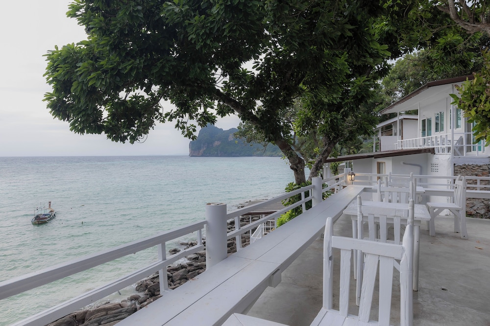 Phi Phi Cozy Seafront Resort 63/67