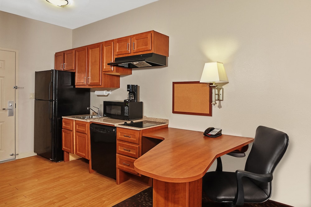 Candlewood Suites Milwaukee Airport-Oak Creek 63/73