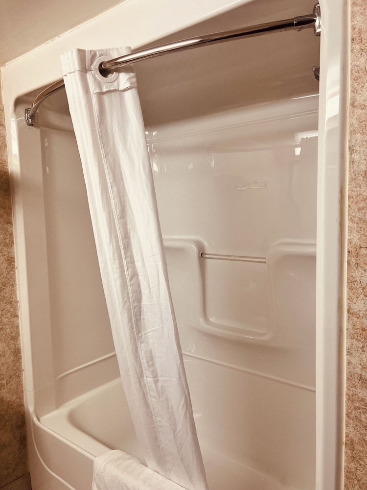 Lexington Inn & Suites Windsor 50/51