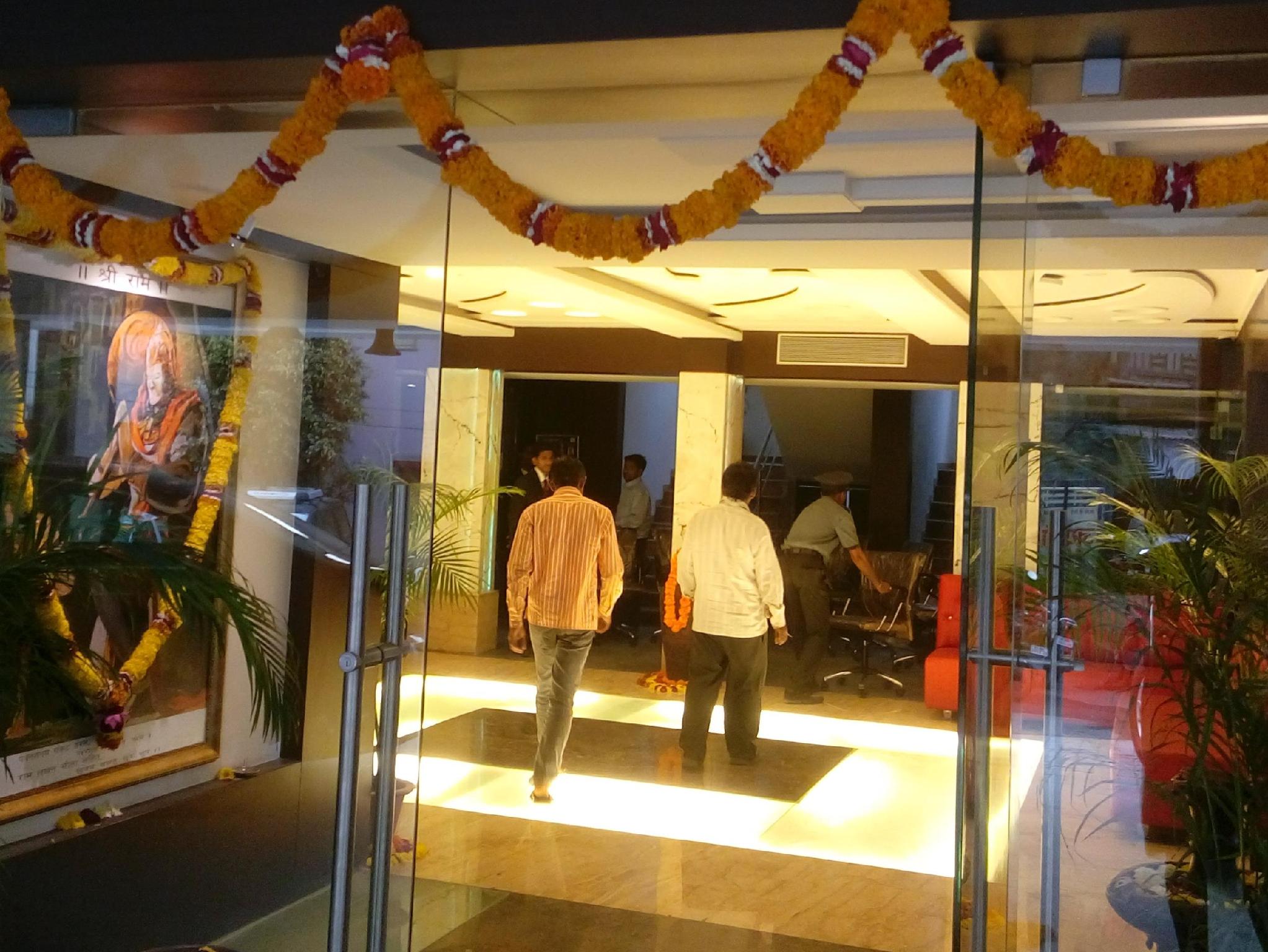 Oyo 5408 Loharkar's Family Hotel 2/34