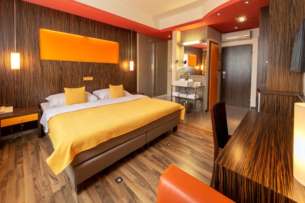 Design, Double Bed, City View، Continental 2/4
