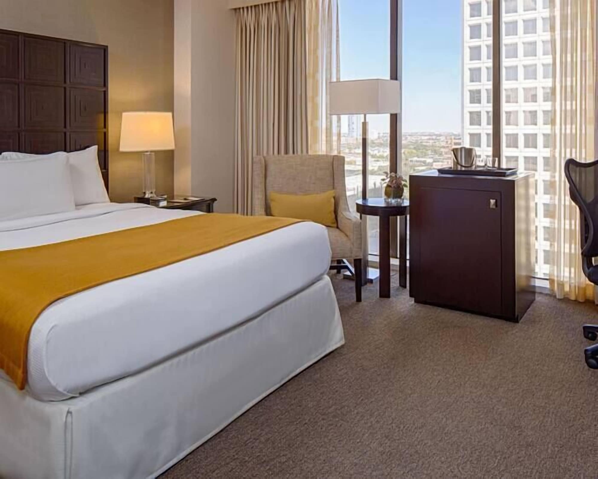 ROOM, QUEEN BED