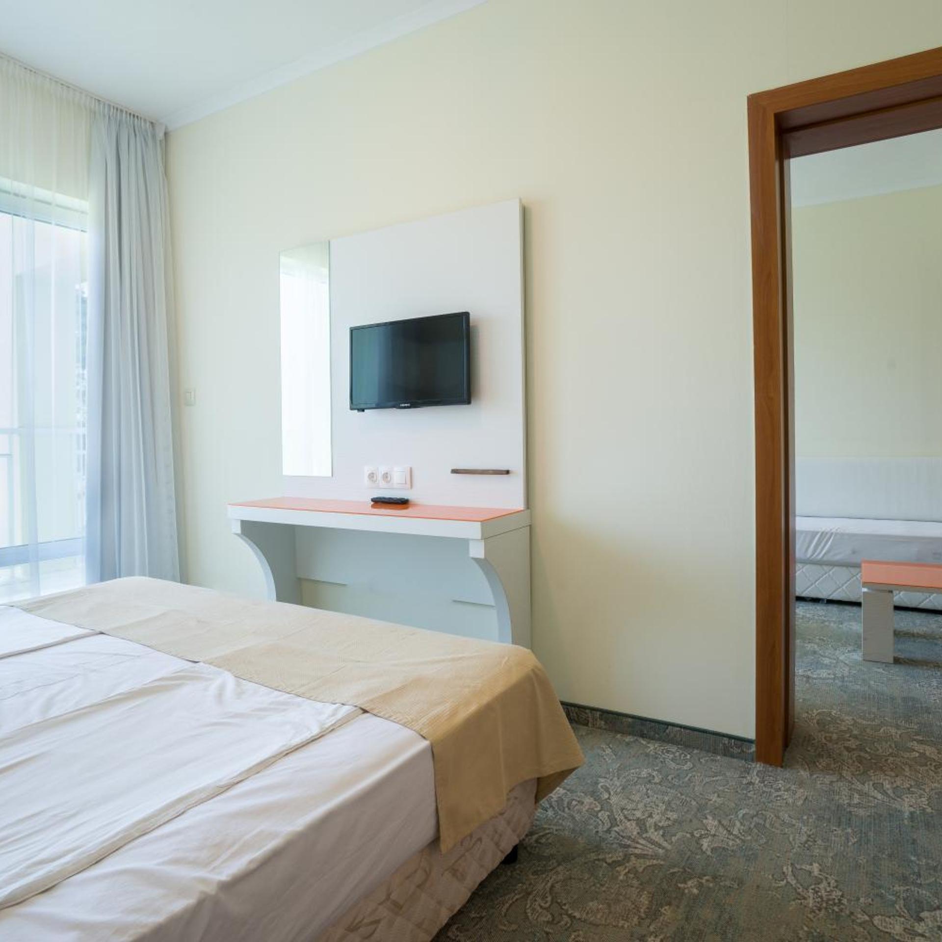 Perla Beach Hotel III 15/50
