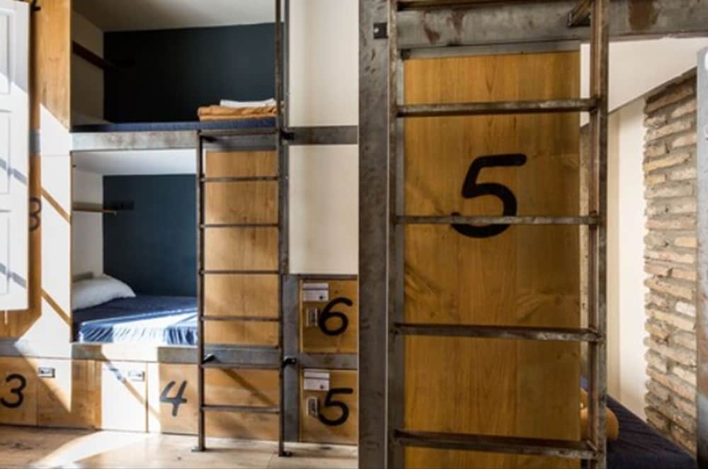Black Swan Hostel Sevilla 8/62