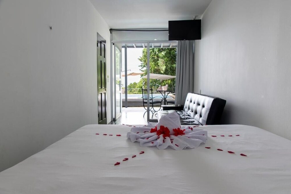 El Faro Beach Hotel 30/65