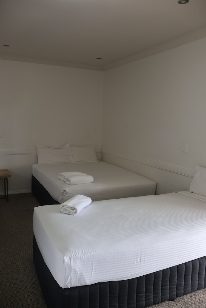 غرفة كلاسيكية ثلاثية بغرفة نوم واحدة، Park Avenue Hotel Motel 4/7
