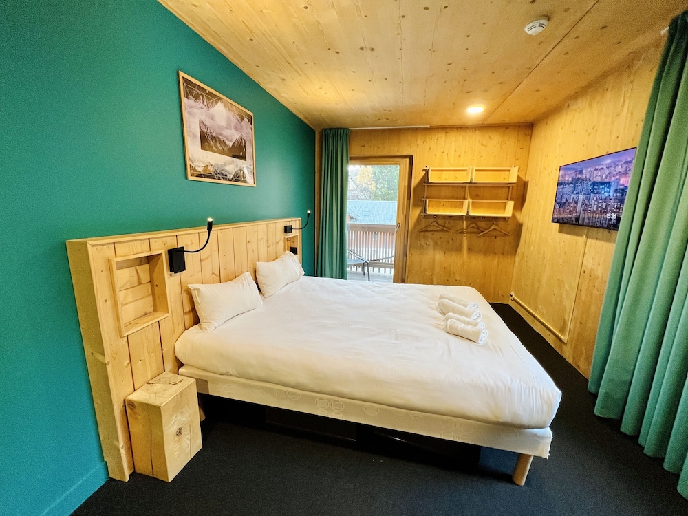 ROOM, DOUBLE BED