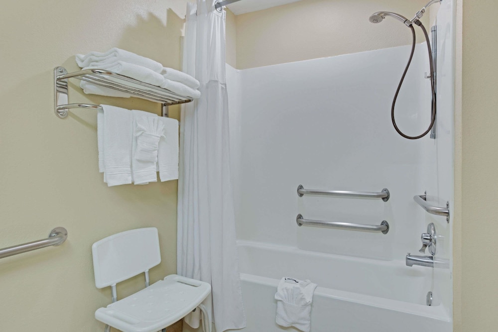Microtel Inn and Suites by Wyndham Charlotte University Place 11/25