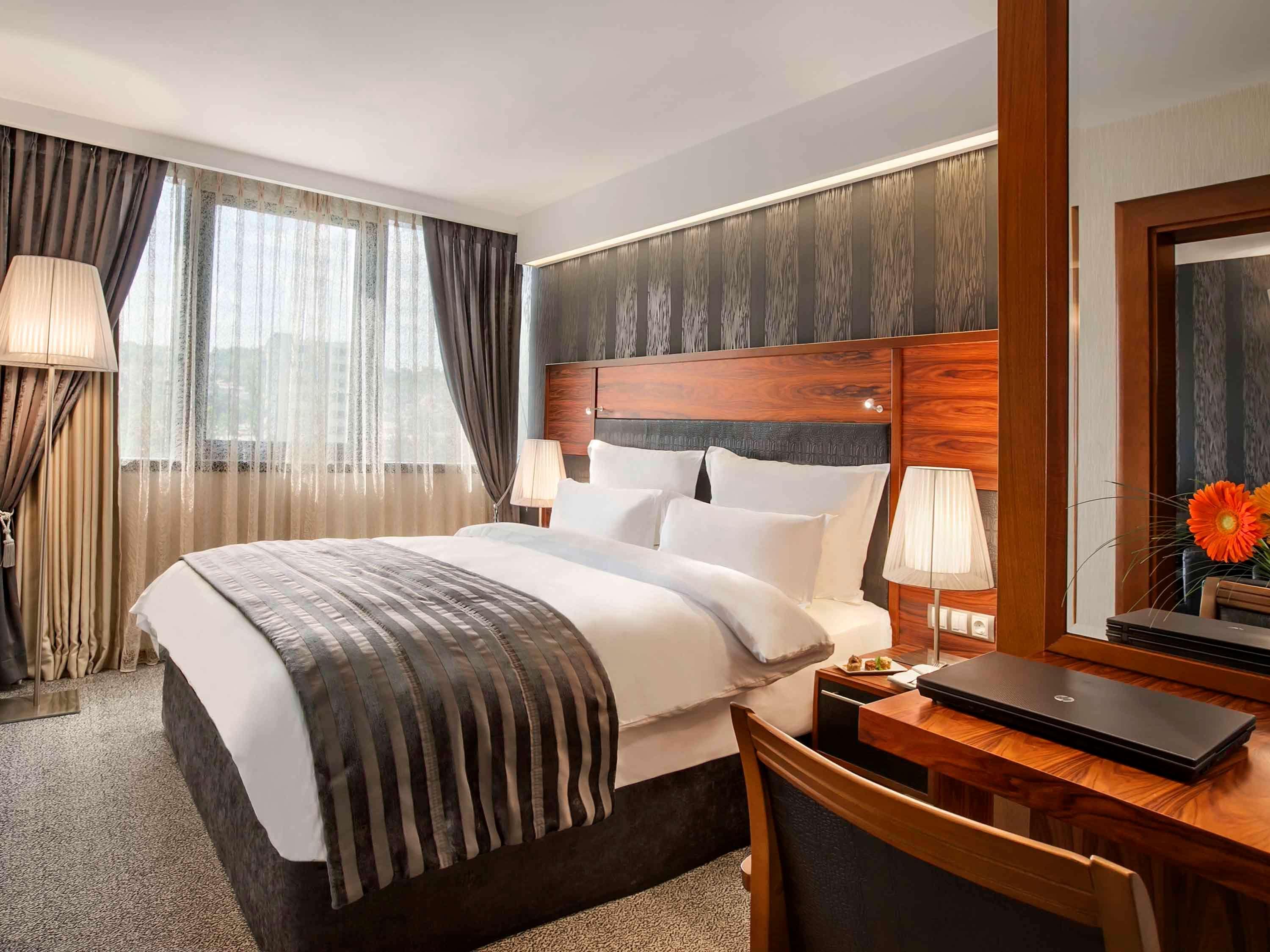 JUNIOR SUITE, KING BED, SOFA, LIVING AREA, JETTED TUB, LANE SIDE