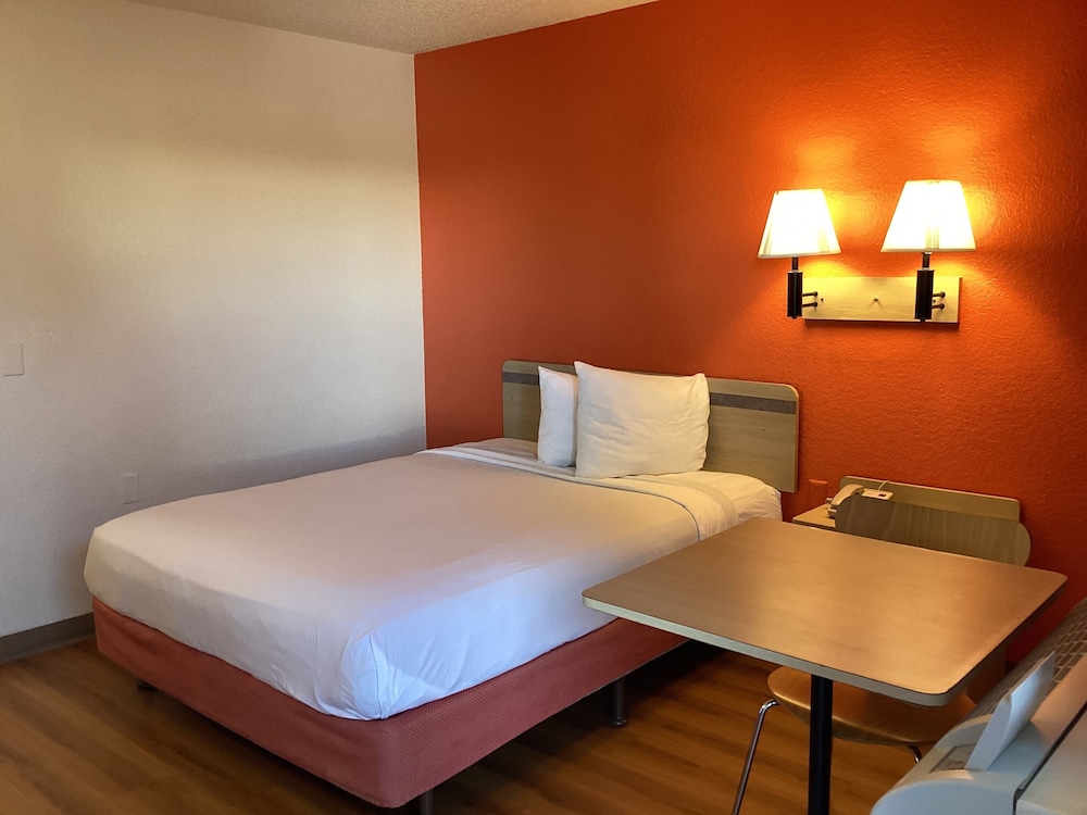 DELUXE, QUEEN BED