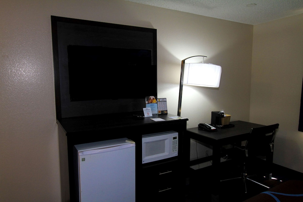 Super 8 by Wyndham Lenexa Overland Park/Mall Area 62/70
