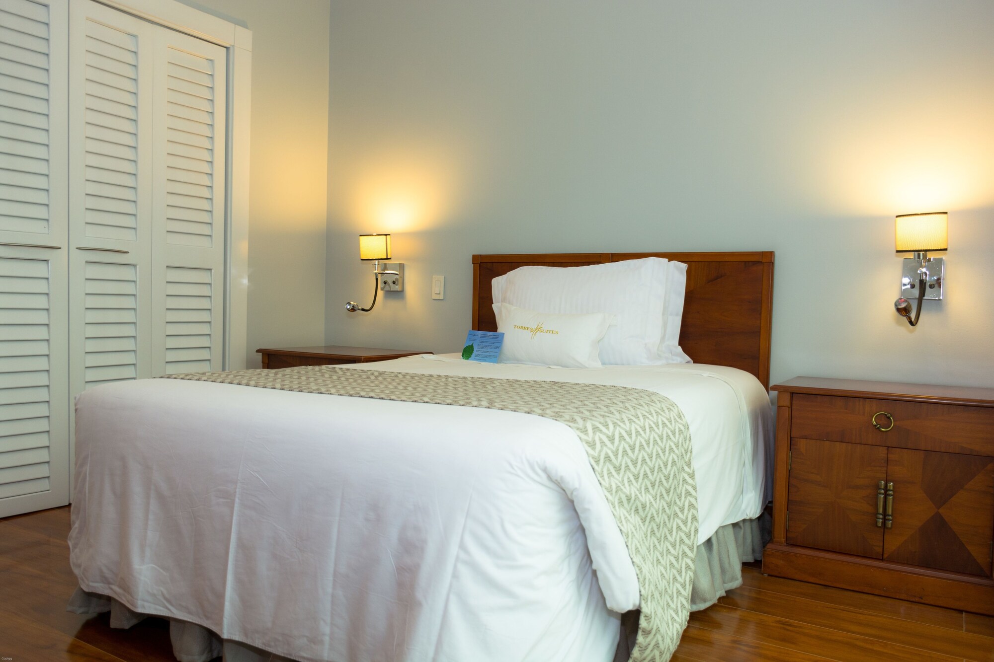2 BEDROOMS, SUITE, KITCHEN