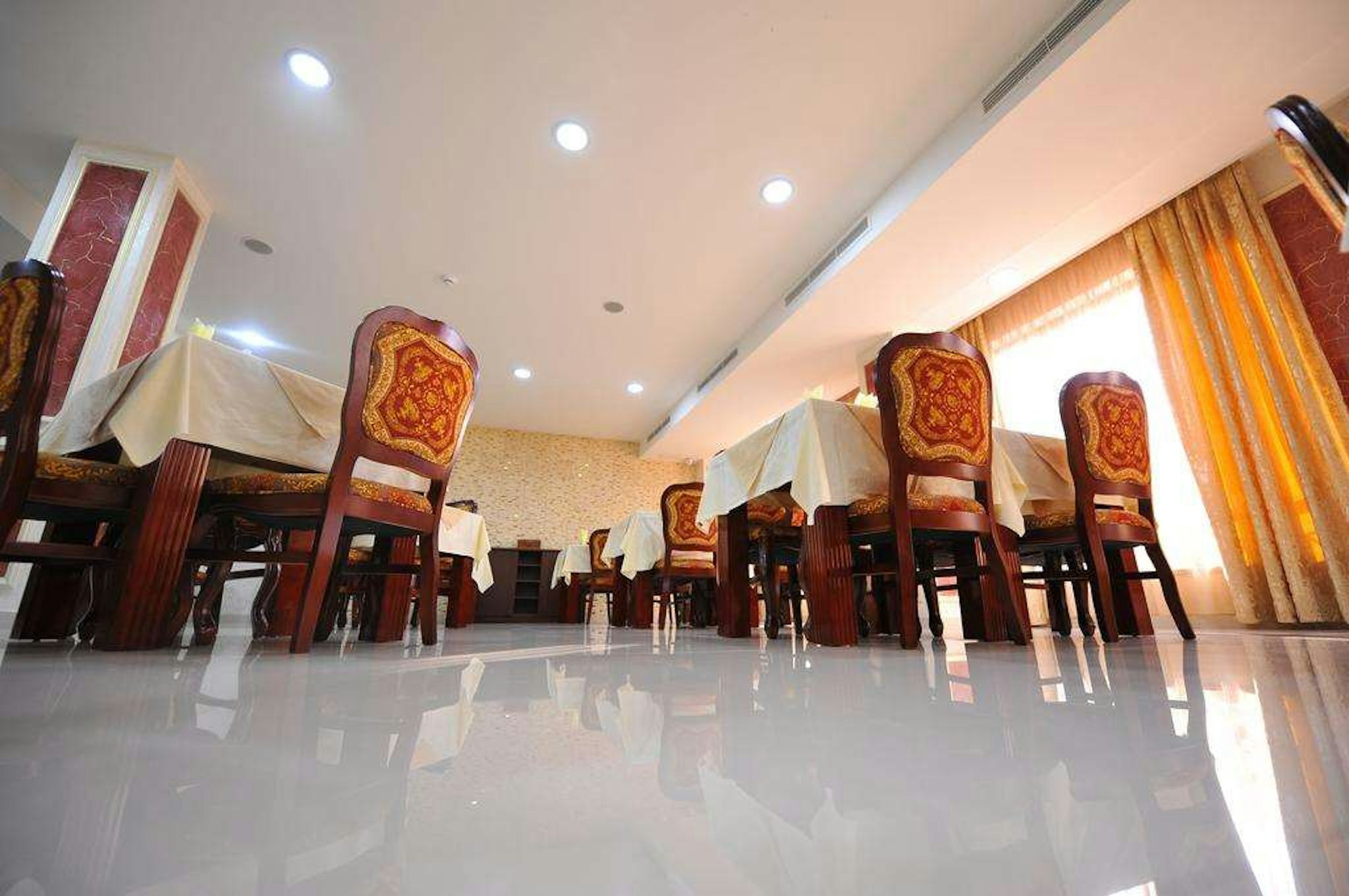 Gold Hotel 49/67