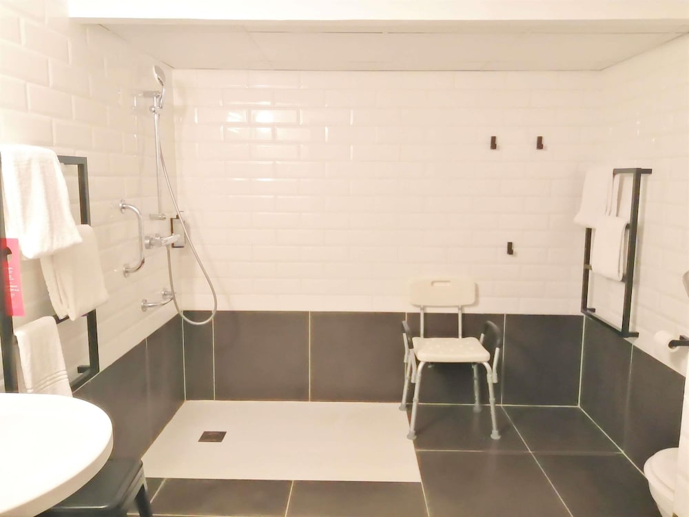 Ibis Poitiers Sud 67/67