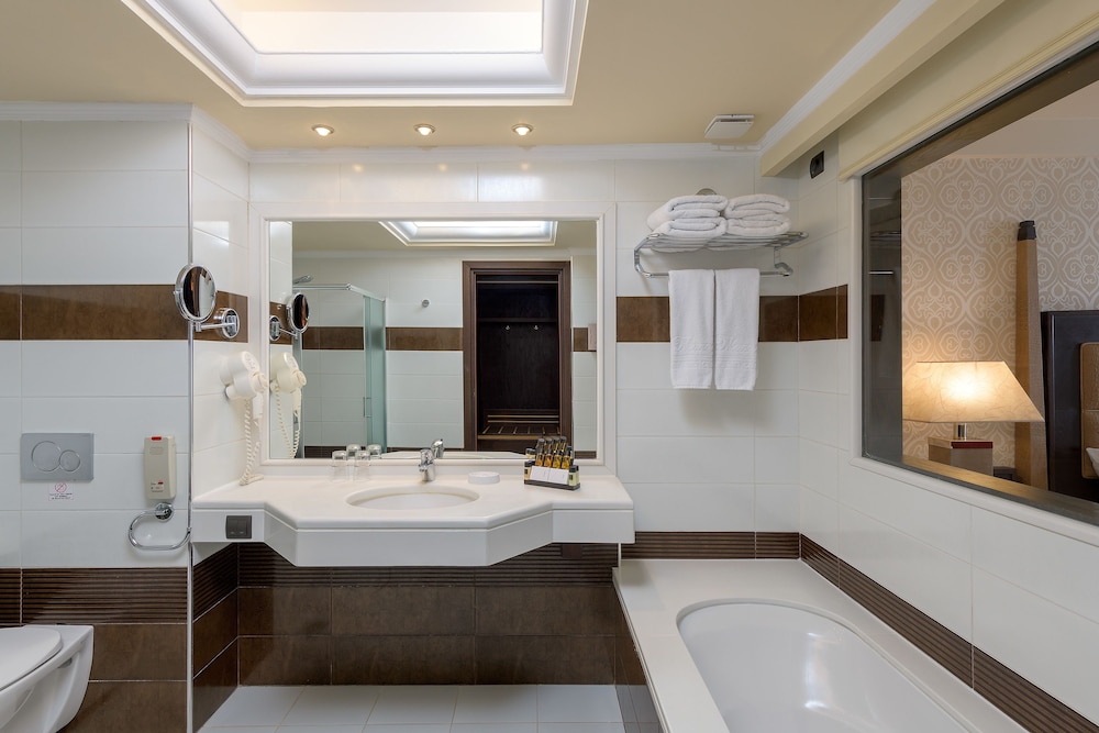 جناح بانورامي بسرير كينج بإطلالة على البحر مع أريكة بمسبح خاص، La Marquise Luxury Resort Complex 7/7