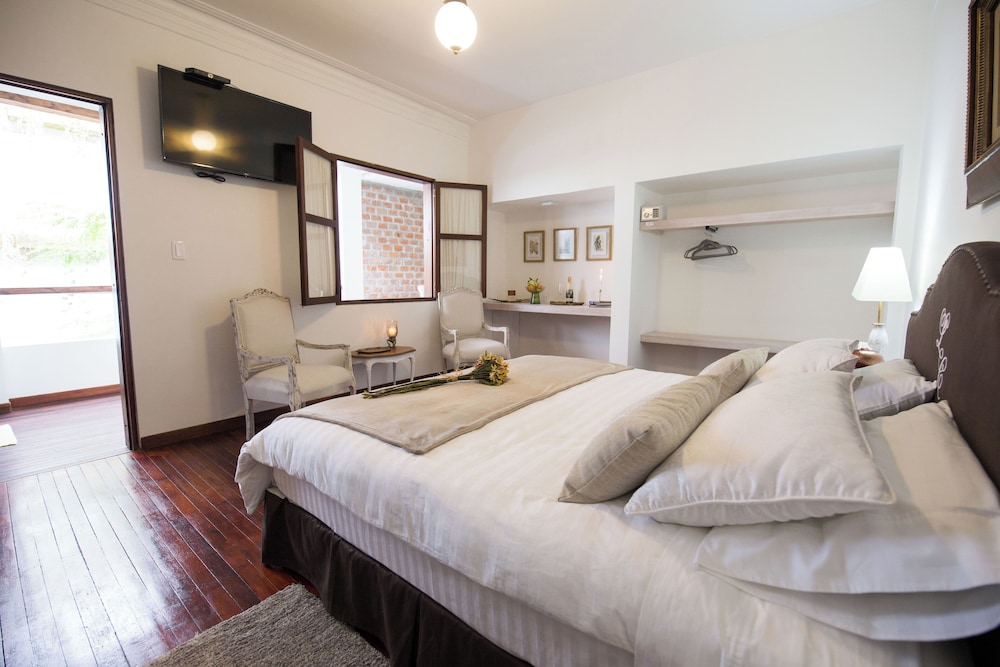 SUPERIOR, QUEEN BED
