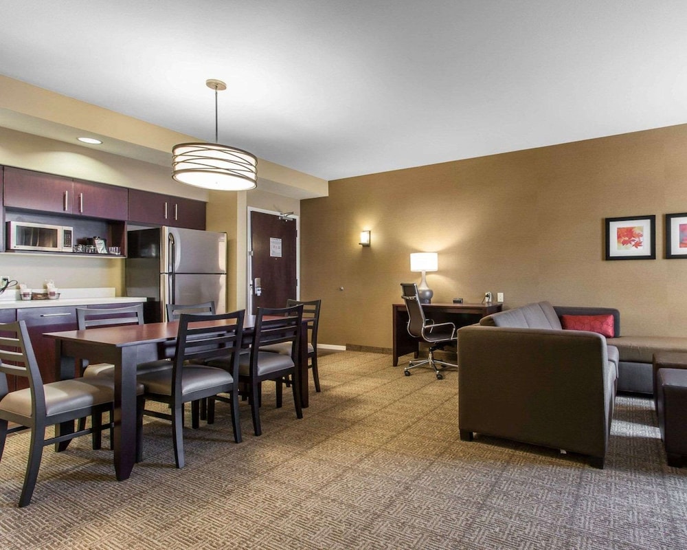 Comfort Suites Youngstown North 27/37