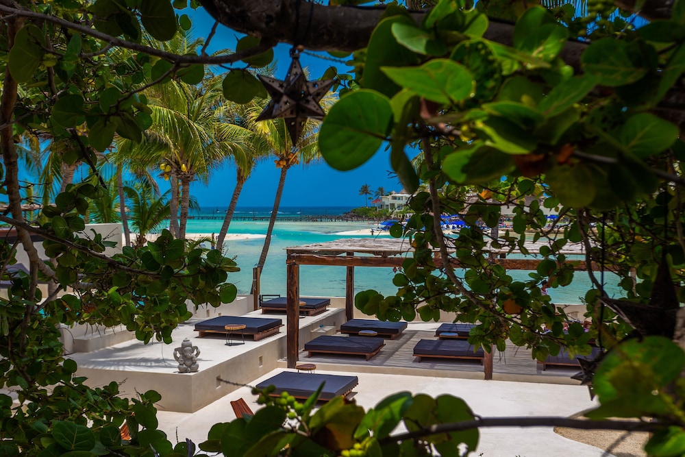 Lotus Beach Hotel 42/49