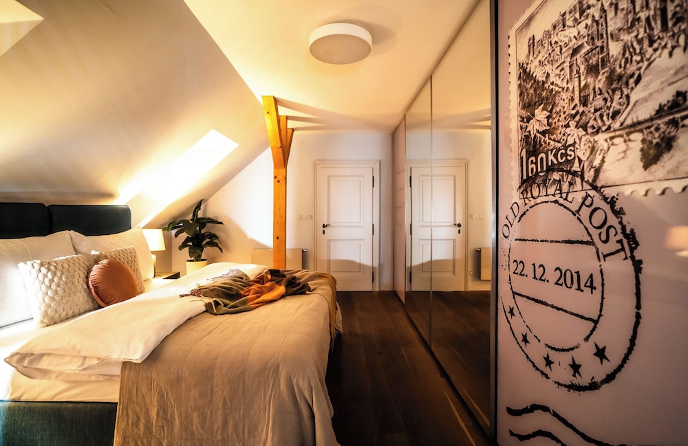 EXECUTIVE, SUITE