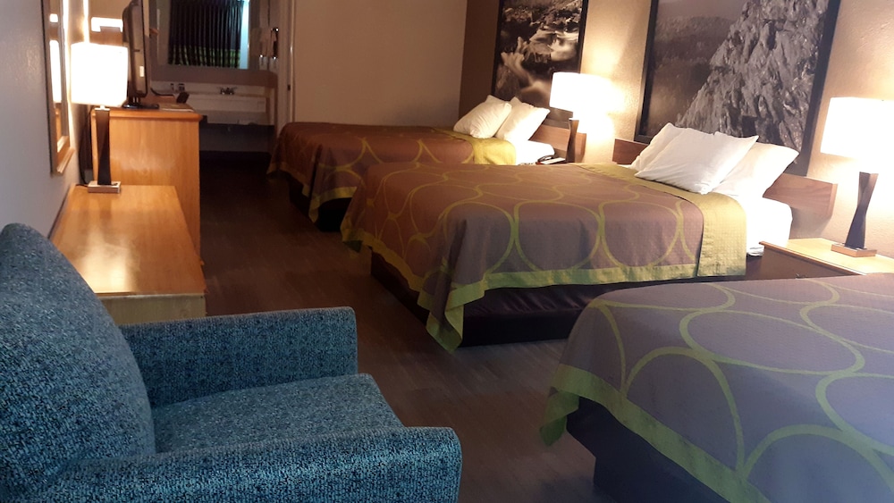 Super 8 by Wyndham Fort Chiswell Wytheville Area 12/33