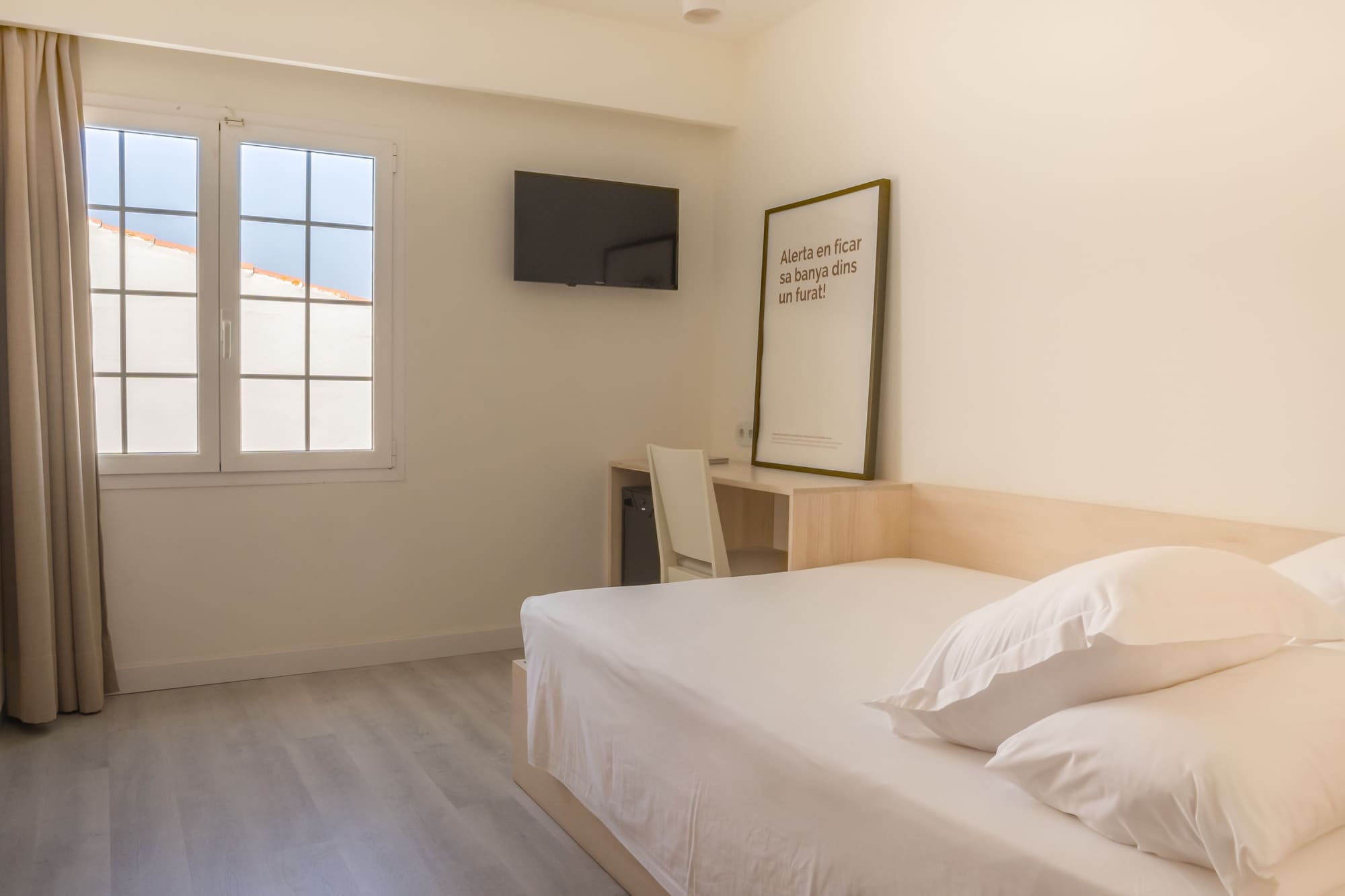 ROOM, SINGLE