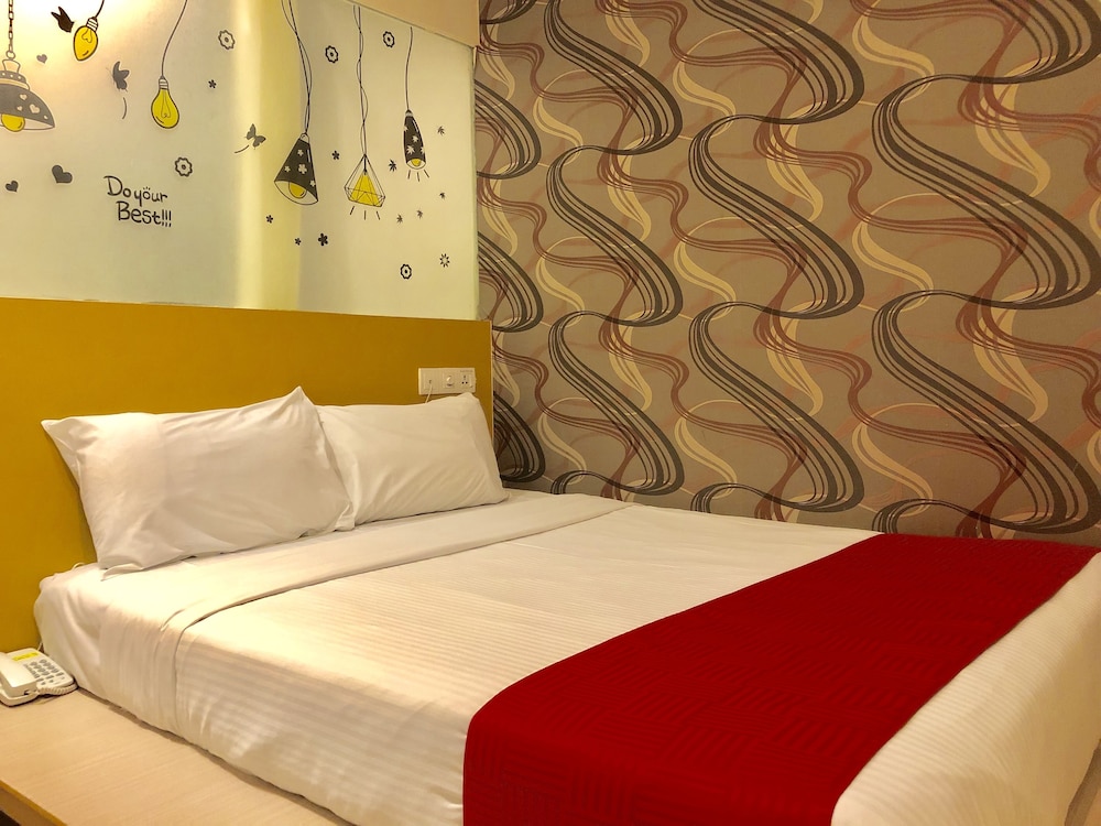 8 Days Boutique Hotel Mount Austin 24/57
