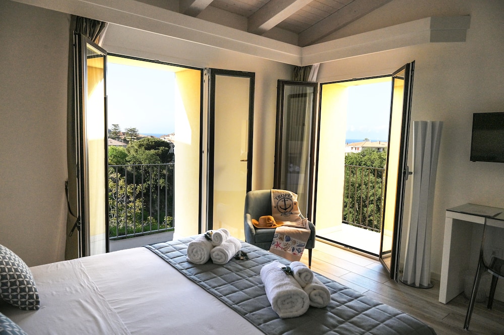 PANORAMIC, KING BED, SEA VIEW, SOFA, BALCONY