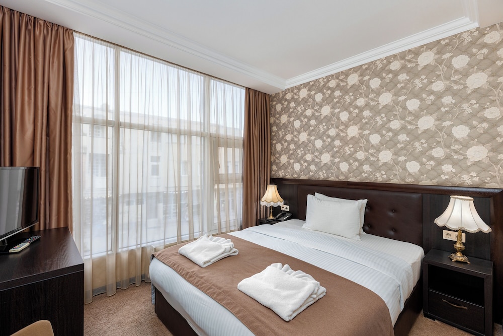 Economy, Single, Queen Bed