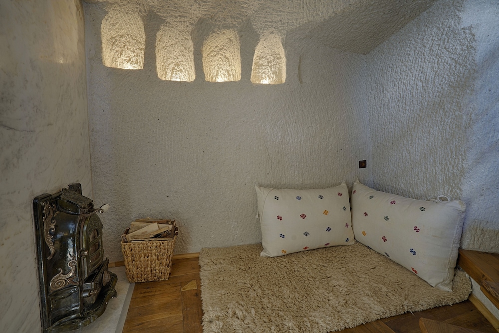 Artemis Cave Suites 18/64