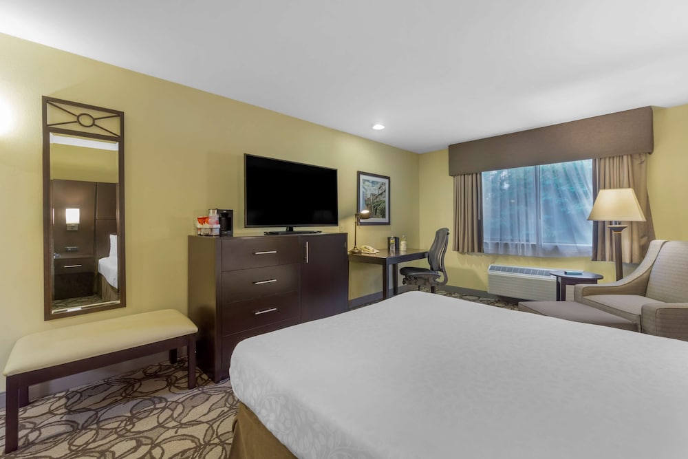 Standard, Queen Bed, Golf Course View