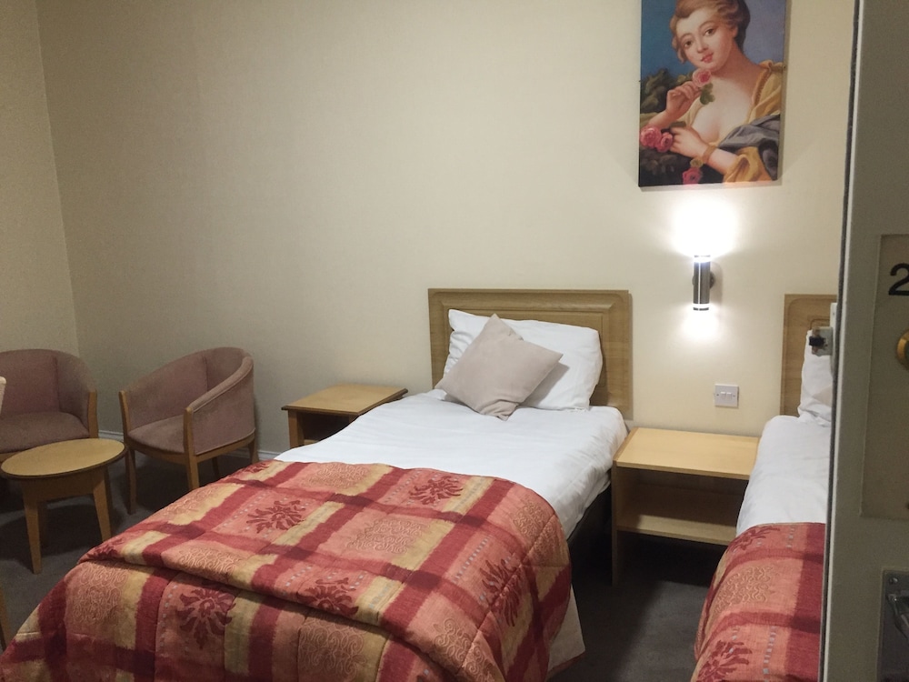ROOM, TWIN BEDS