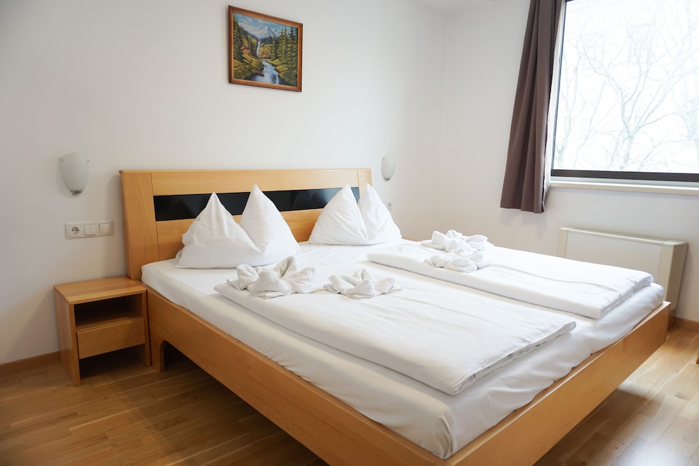 ROOM, 5 BEDS
