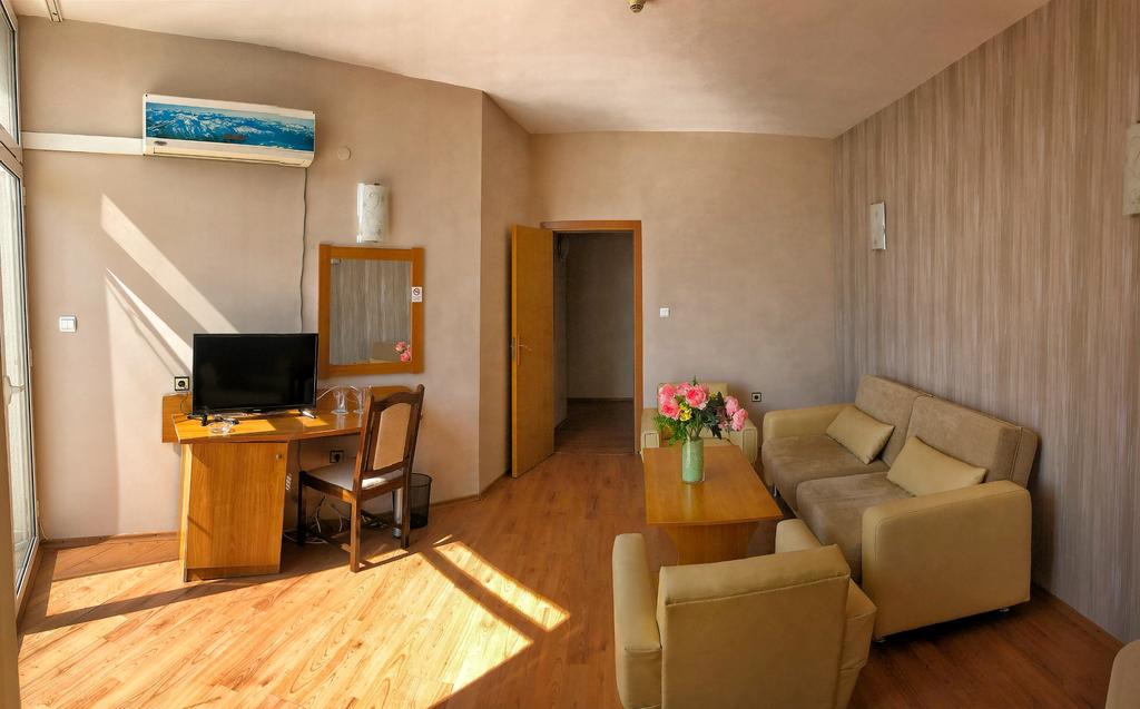 Flamingo Beach Hotel 46/63