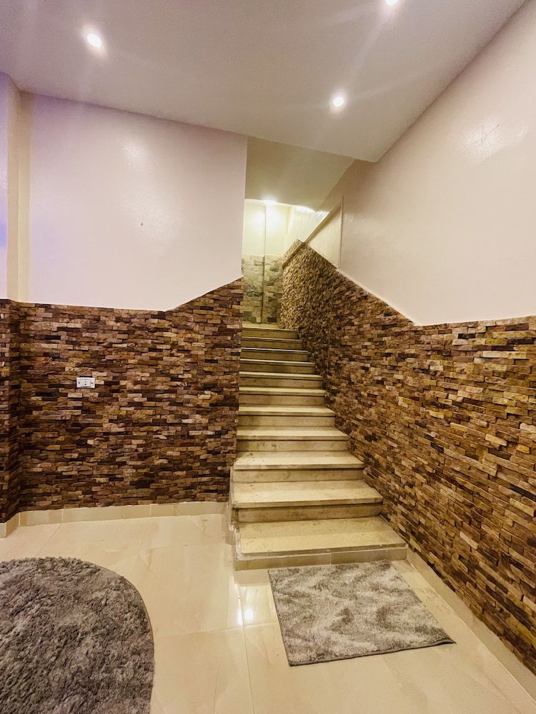 Three Giza Pyramids Inn 49/65