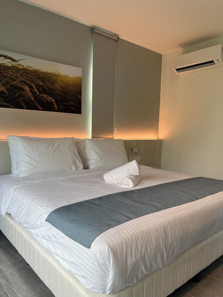 Grand, 1 Double and 3 Single Beds