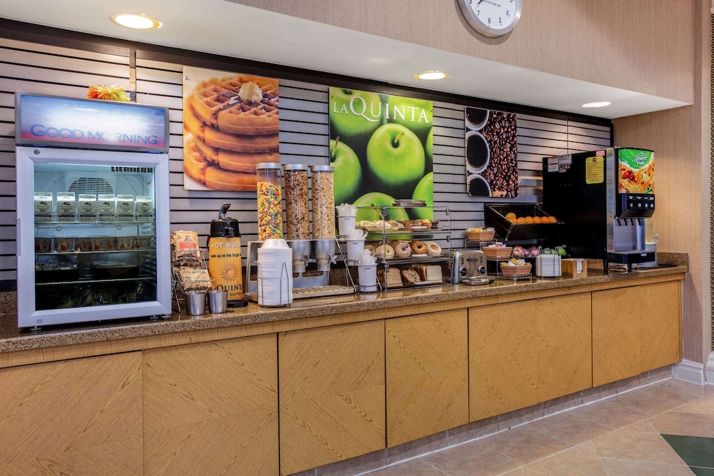 La Quinta Inn & Suites by Wyndham Greensboro NC 38/55