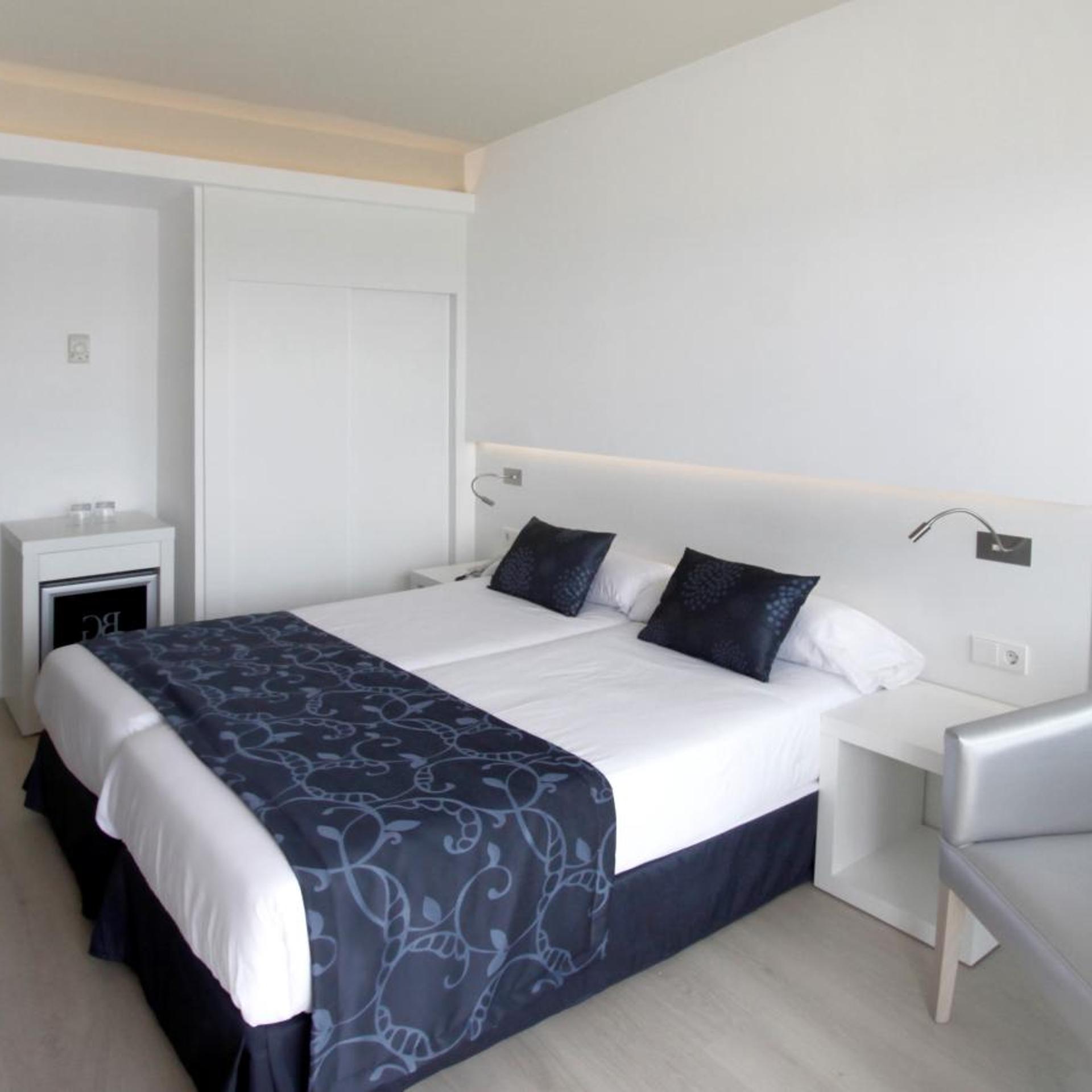 Room, Double Bed, Lateral Side Sea View