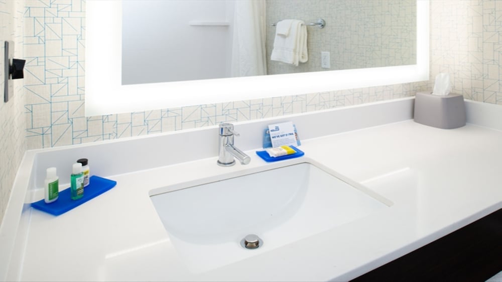 Holiday Inn Express Cincinnati West 73/74