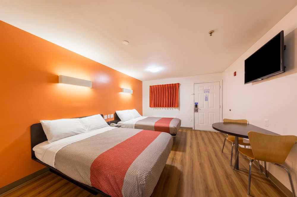 Motel6 Greenville, SC 24/60