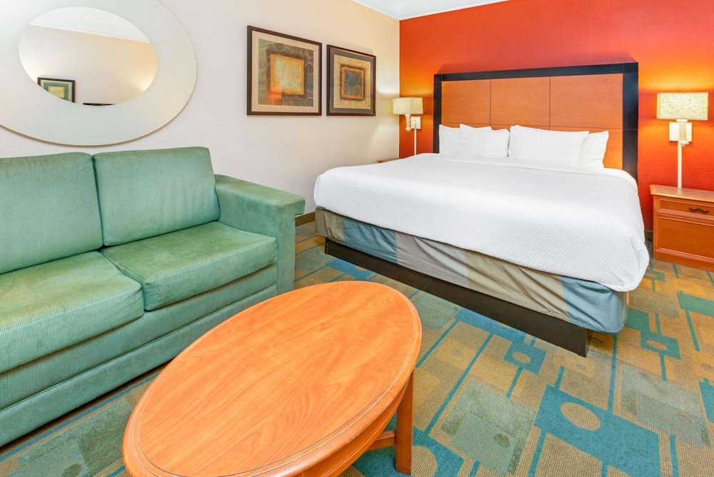 La Quinta Inn & Suites by Wyndham USF (Near Busch Gardens) 23/54