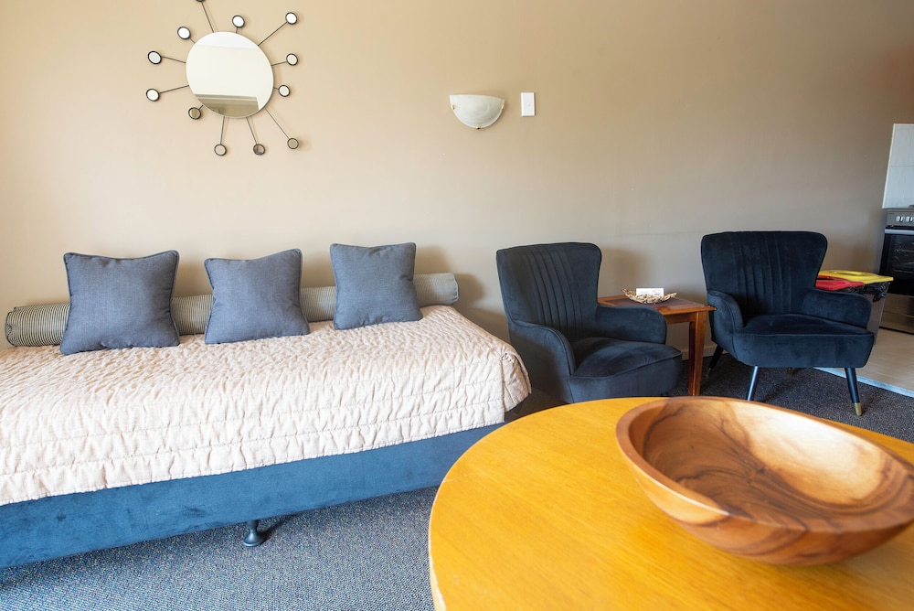 NARELLAN MOTOR INN 42/54