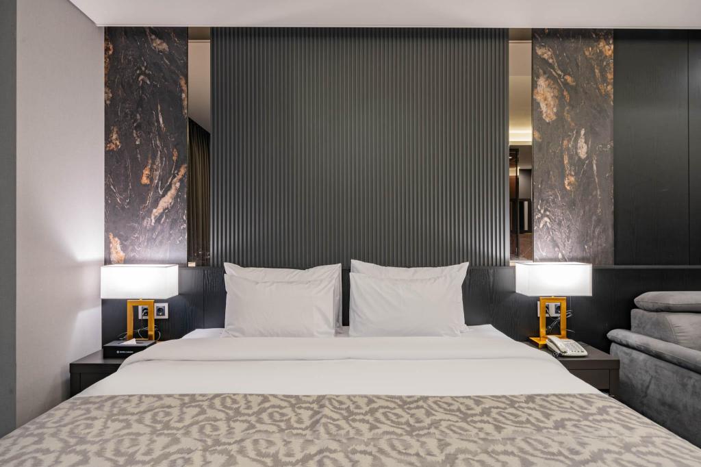 Penthouse, King Bed, City View, Sofa