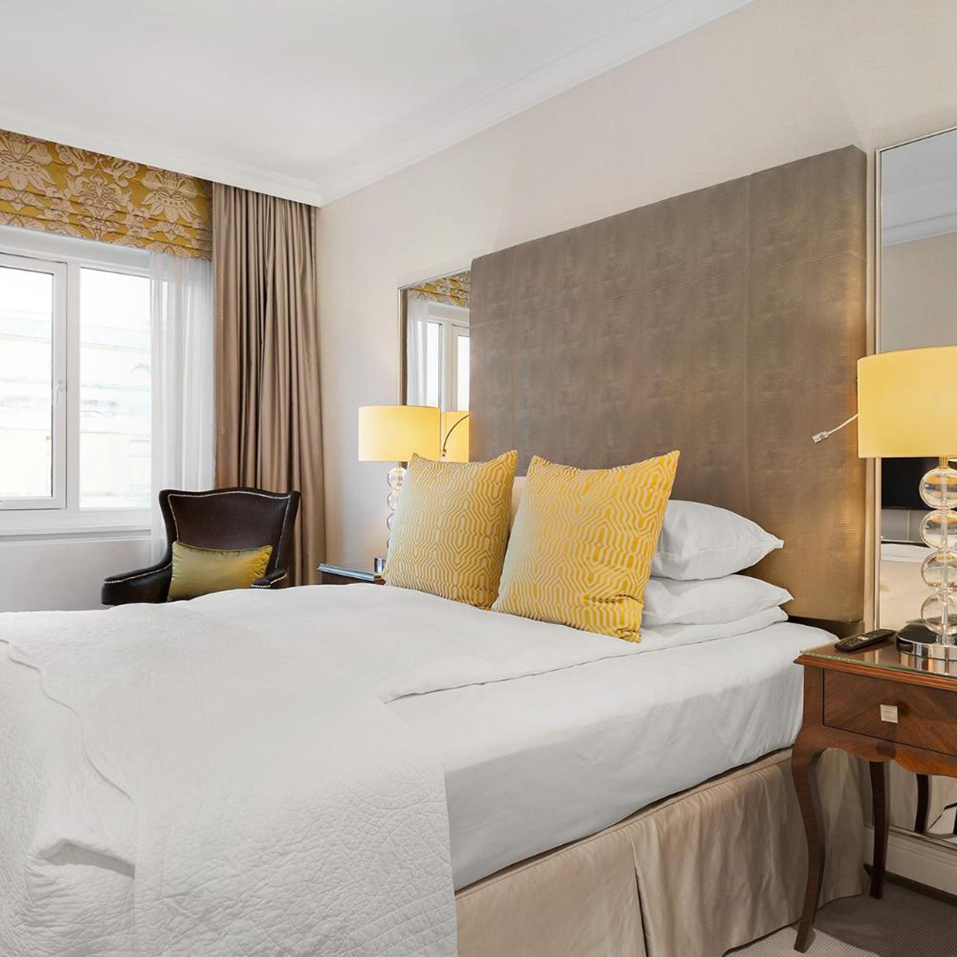 Petite, King Bed
