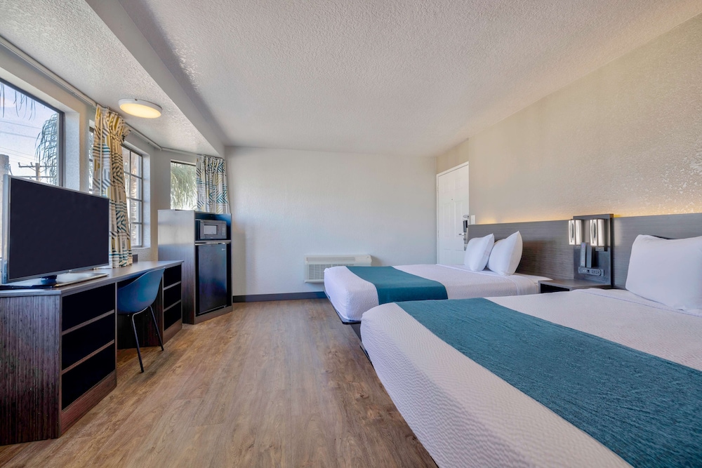 Motel6 Anaheim, CA - Fullerton East 42/59