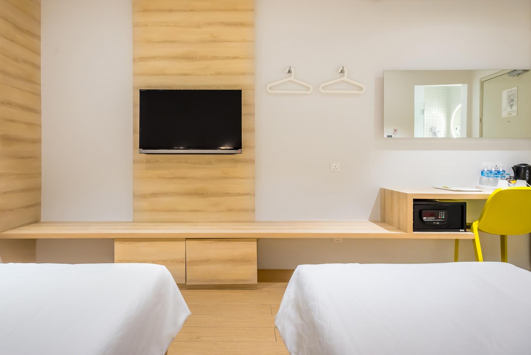 Room, Triple, 1 Queen and 4 Single Beds, No Window