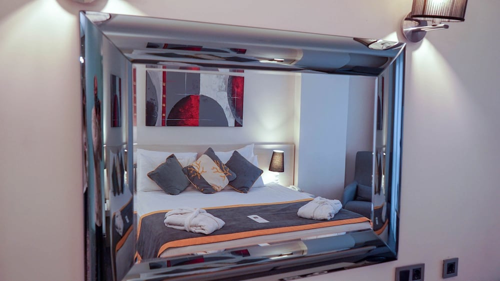 EXECUTIVE, SUITE