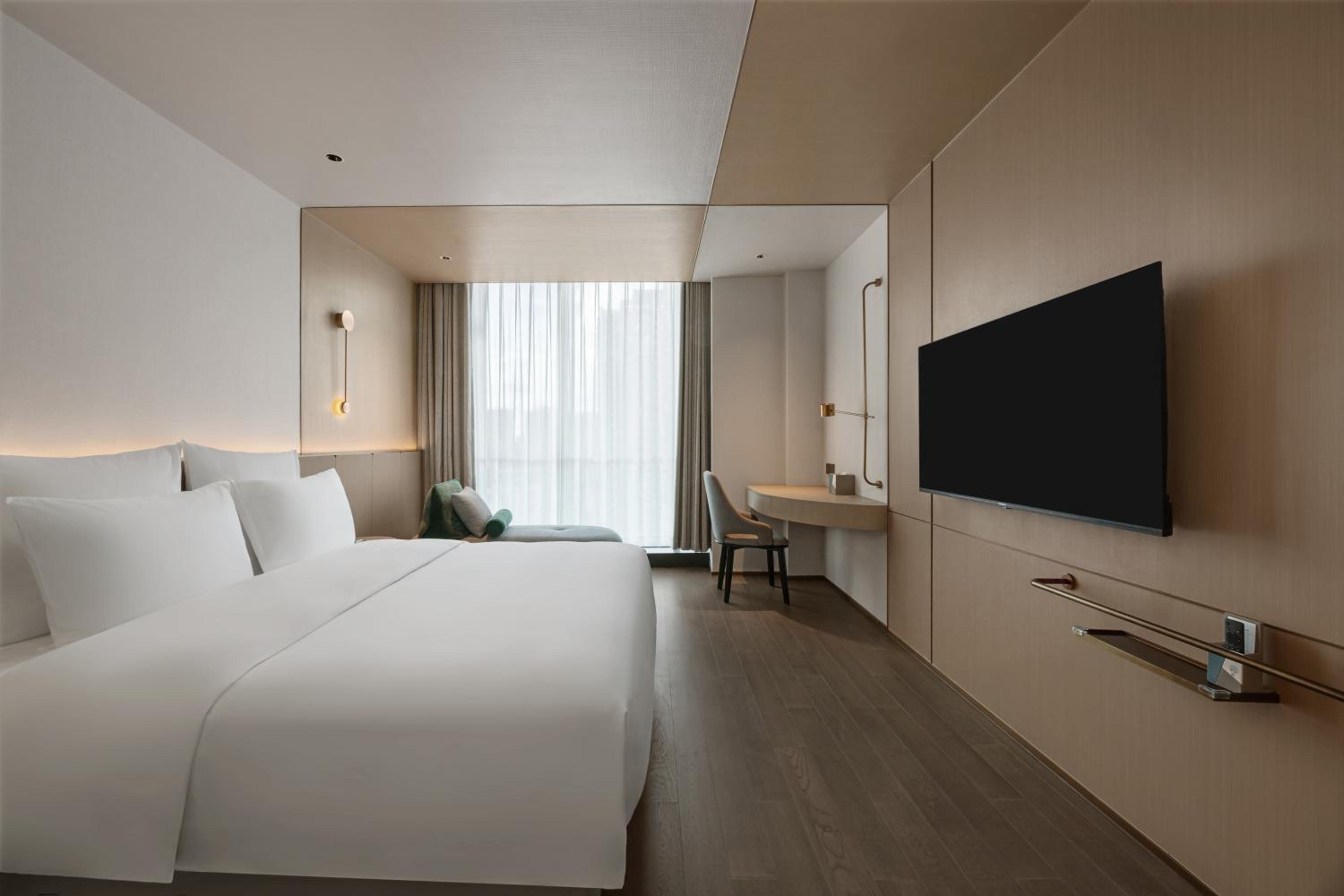 SUPERIOR, QUEEN BED